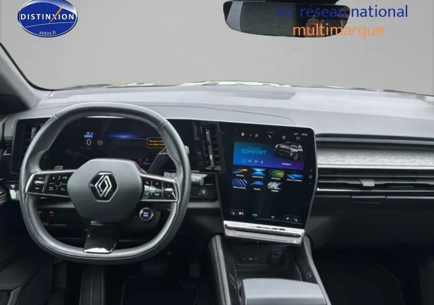 Vue intérieure avant du tableau de bord et volant cuir multifonction du Renault Austral gris schiste 2024 hybride.