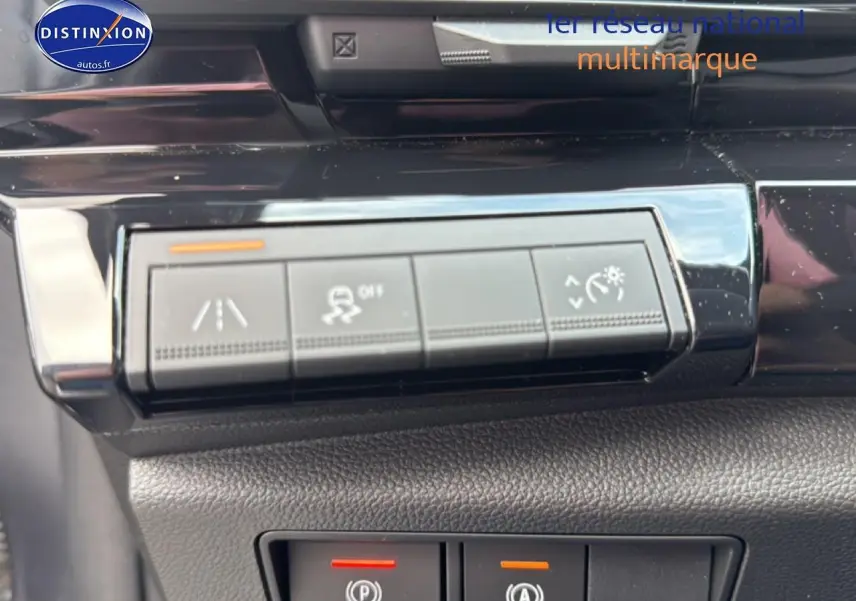Gros plan sur les commandes de sécurité et assistance du tableau de bord du Renault Austral gris schiste 2024.