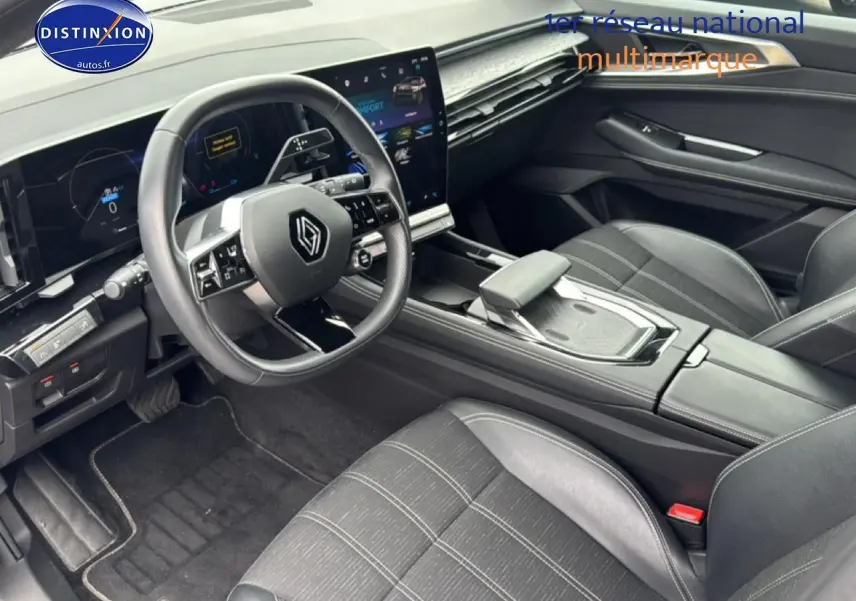 Vue intérieure côté conducteur du Renault Austral gris schiste, avec volant multifonction et écran tactile vertical.