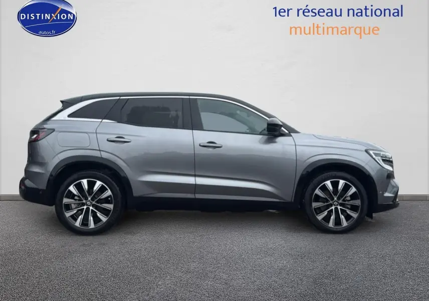 Profil droit du Renault Austral 2024 gris schiste avec toit noir et jantes alliage distinctives.