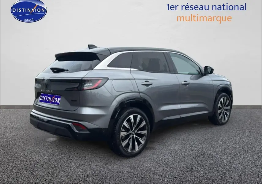 Renault Austral gris schiste vue 3/4 arrière droit avec toit noir et jantes alu bicolores.