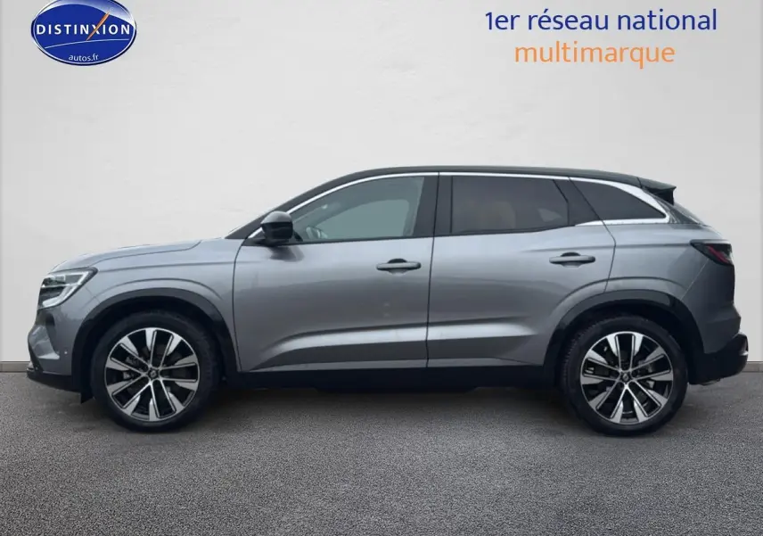 Profil droit du Renault Austral gris schiste avec jantes alliage et toit noir étoilé, vue extérieure latérale.