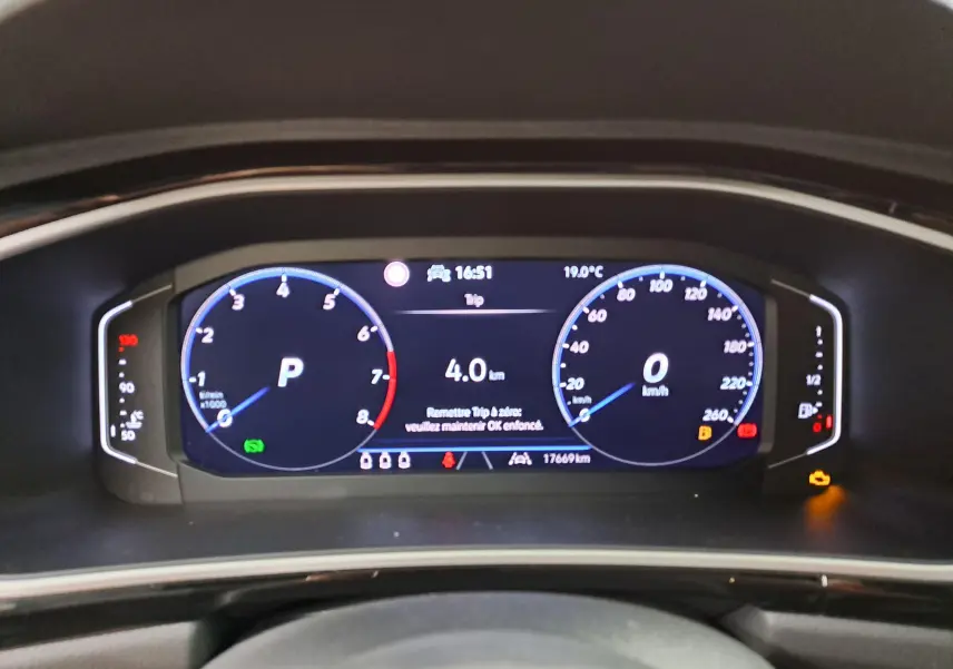 Tableau de bord numérique du Volkswagen T-ROC 2024 affichant la vitesse à 0 km/h et le régime moteur au point mort.