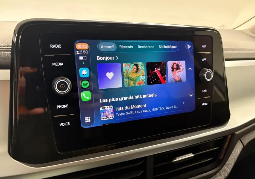 Écran tactile central du Volkswagen T-Roc 2024 affichant l'interface multimédia avec options radio, navigation et applications.