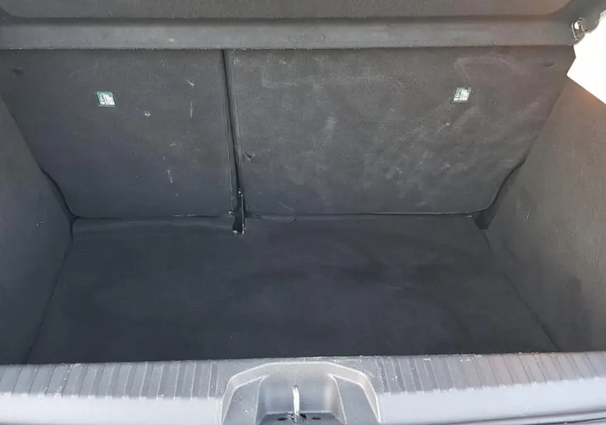 Coffre vide vu de face d'une Renault Clio gris 2021, montrant l'espace de chargement intérieur.