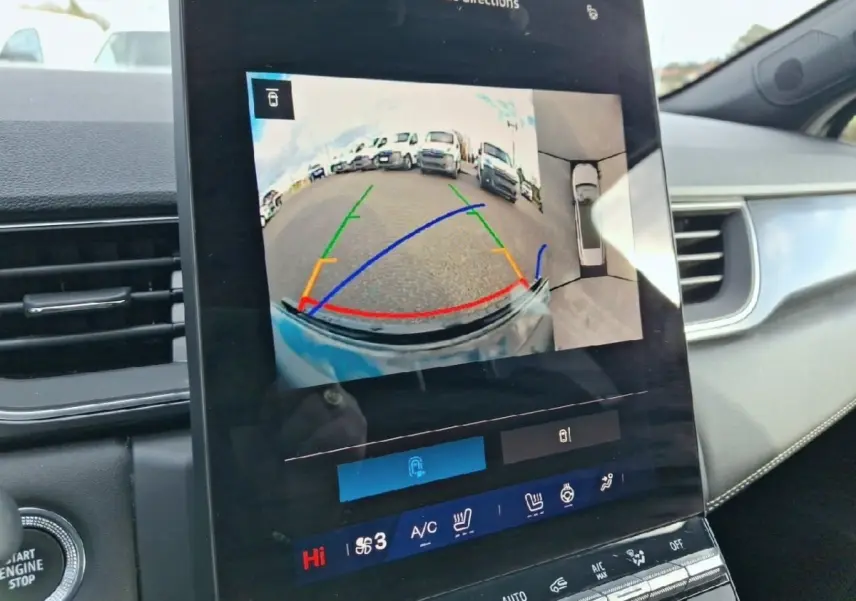 Écran tactile central montrant la caméra 360° d’aide au stationnement d’une Renault Symbioz noire, vue intérieure.