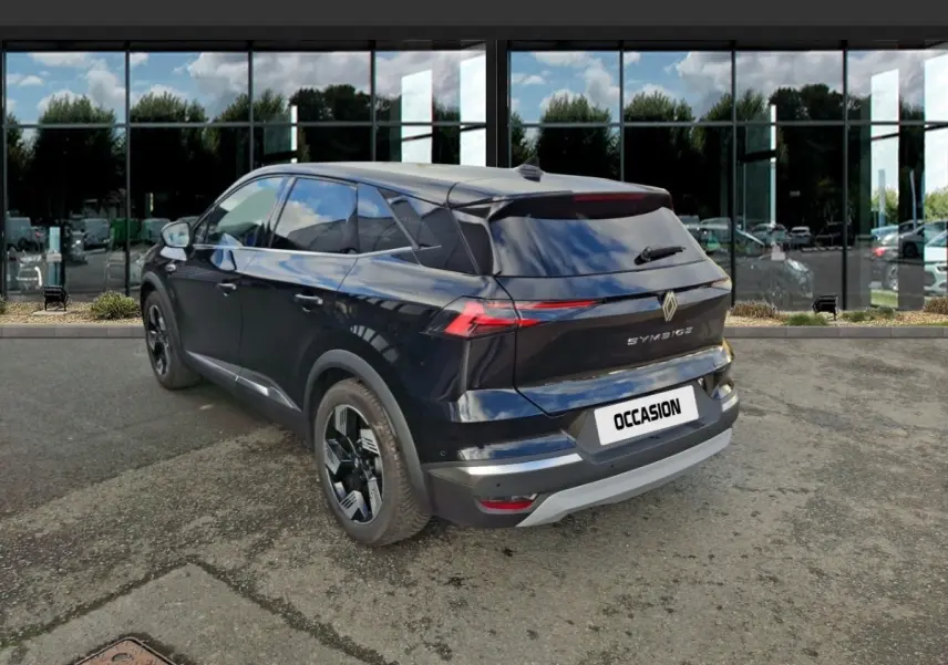 Vue 3/4 arrière droite d’un Renault Symbioz noir avec feux LED fins et jantes noires distinctives.