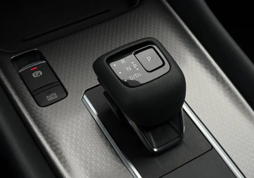 Gros plan sur le levier de vitesses automatique noir et les commandes de frein électrique du Nissan Qashqai 2024.