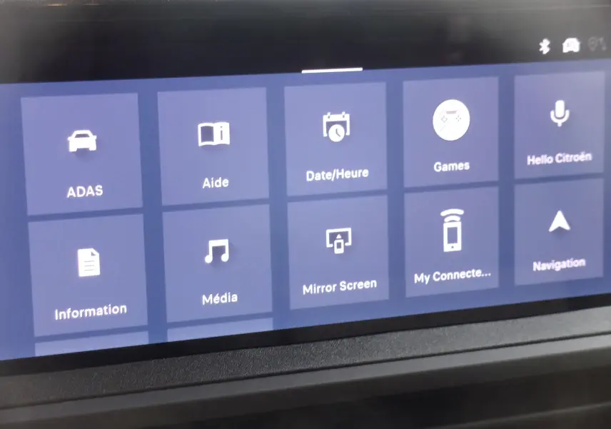 Écran tactile 10 pouces du Citroën Jumpy XL noir, affichant le menu principal avec icônes d'applications connectées.