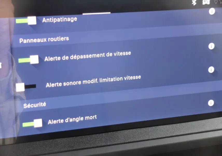 Écran tactile intérieur affichant les options d'alerte de sécurité du Citroën Jumpy Cabine Approfondie noir Perla.