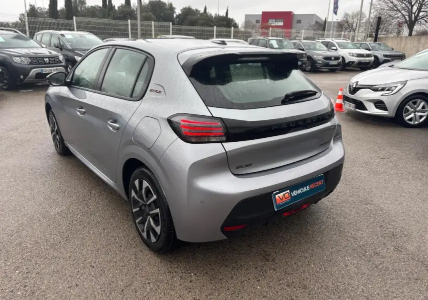 Vue 3/4 arrière droite d'une Peugeot 208 Hybrid gris métallisé avec feux arrière LED et jantes 16 pouces.