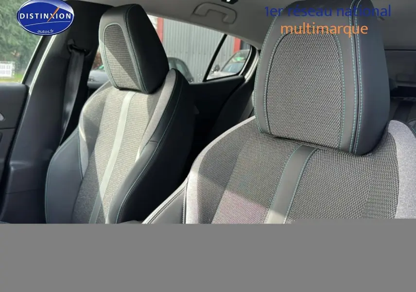 Gros plan sur les sièges avant gris avec surpiqûres bleues du Peugeot 408 Hybrid 145 allure e-dcs6 2025.