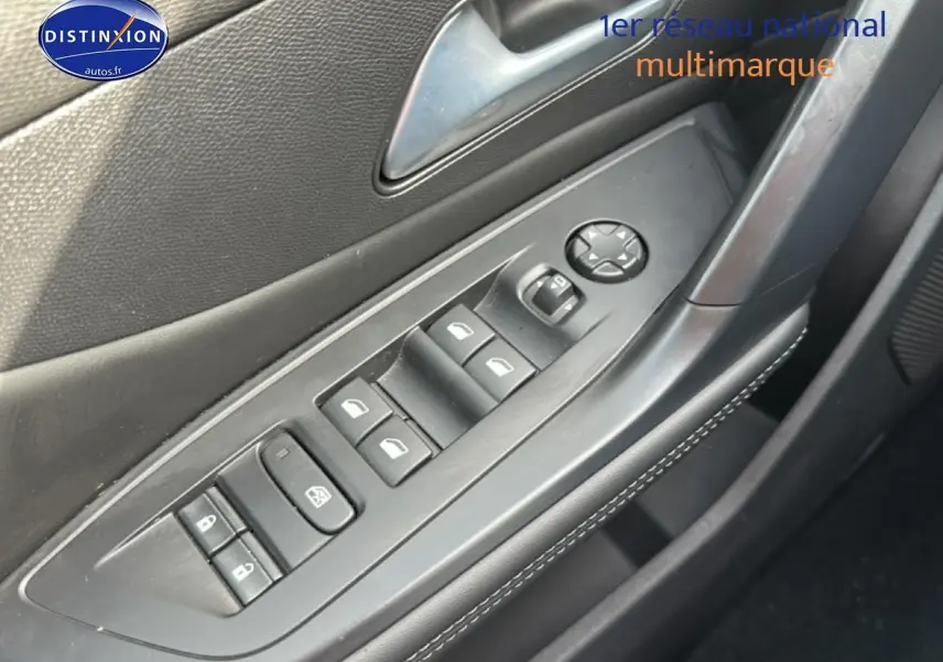 Gros plan sur la commande des vitres et rétroviseurs côté conducteur de la Peugeot 408 Hybrid 145 allure gris sélénite.