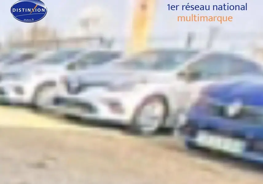 Vue de profil droit d'une Peugeot 408 Hybrid 145 allure e-dcs6 gris sélénite stationnée en extérieur.