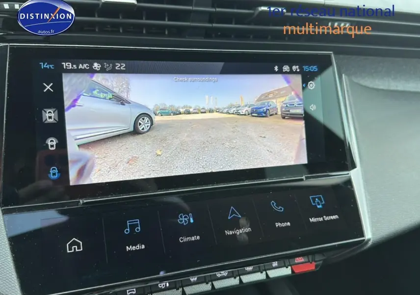 Écran tactile intérieur montrant la caméra de recul avec vue arrière d’une Peugeot 408 gris sélénite.