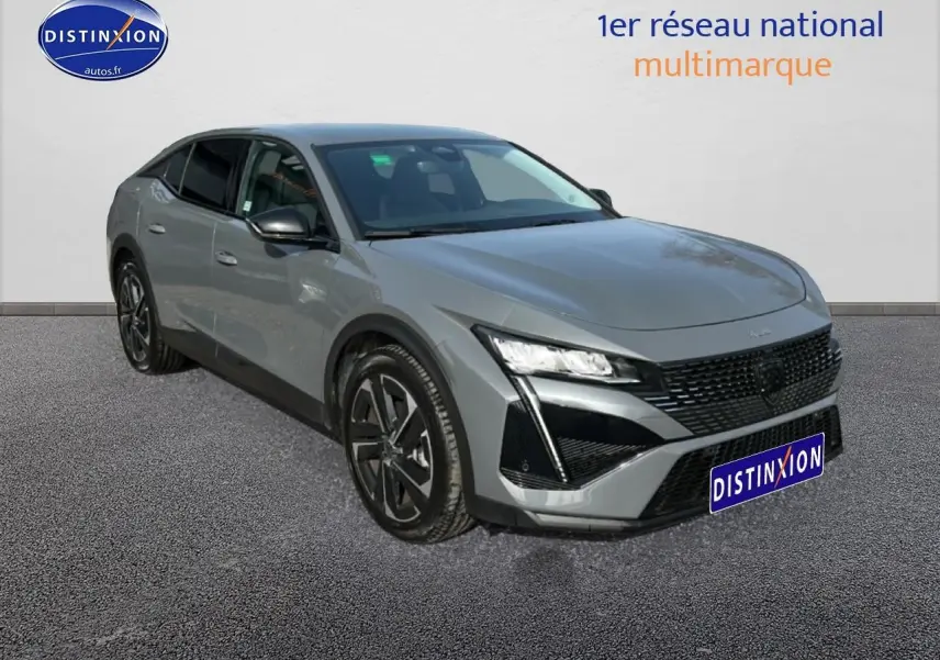 Peugeot 408 Hybrid gris sellenium en 3/4 avant droit, avec calandre noire et jantes alu distinctives.