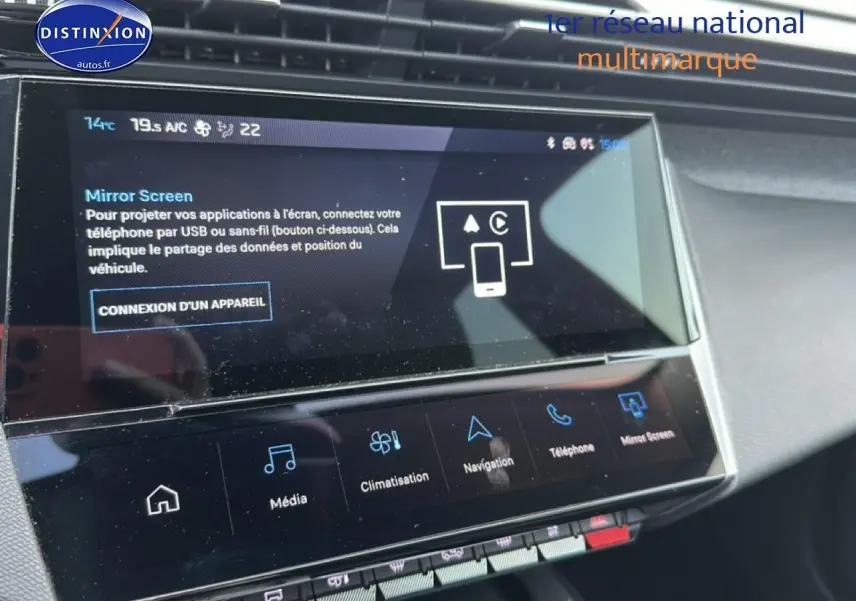Écran tactile central de la Peugeot 408 Hybrid 145 allure gris sélénite, vue intérieure du tableau de bord.