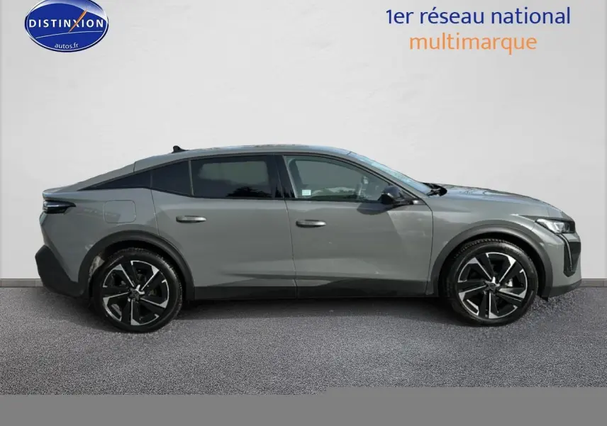 Profil droit de la Peugeot 408 Hybrid 145 allure gris sélénite avec jantes alu noires et vitres surteintées.