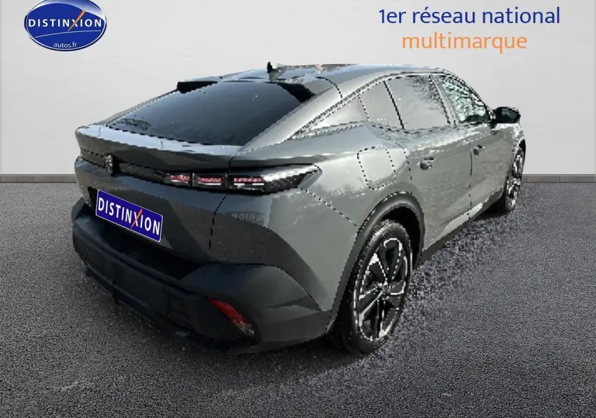 Vue 3/4 arrière droite d'une Peugeot 408 Hybrid 145 allure e-dcs6 gris sélénite avec jantes alu et vitres surteintées.