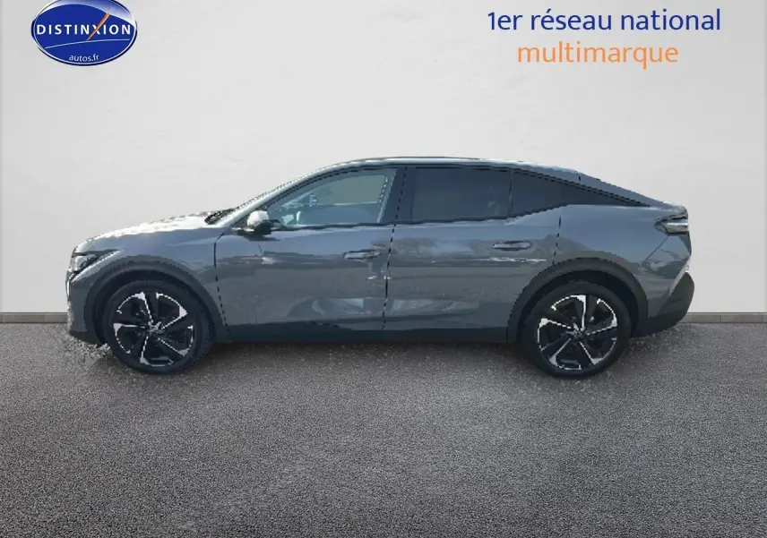 Profil droit d'une Peugeot 408 Hybrid 145 allure e-dcs6 gris sélénite avec jantes alu noires et vitres surteintées.