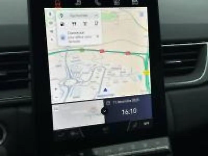 Écran tactile central du tableau de bord du Renault Captur 2025 affichant un GPS cartographique.