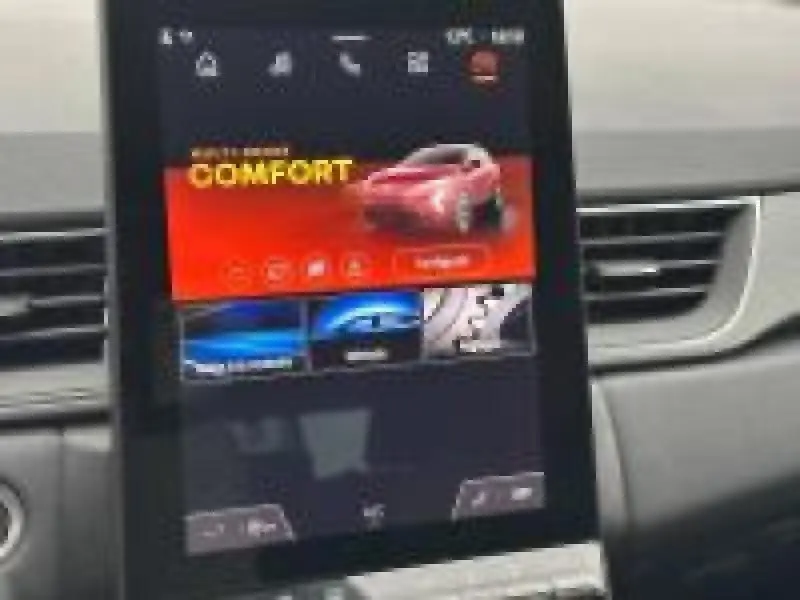 Écran tactile central affichant la Renault Captur rouge en mode Confort, intérieur moderne avec aérateurs visibles.