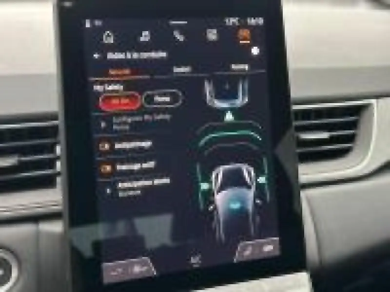 Écran tactile central du Renault Captur 2025 affichant l'aide au stationnement avec vue schématique du véhicule.
