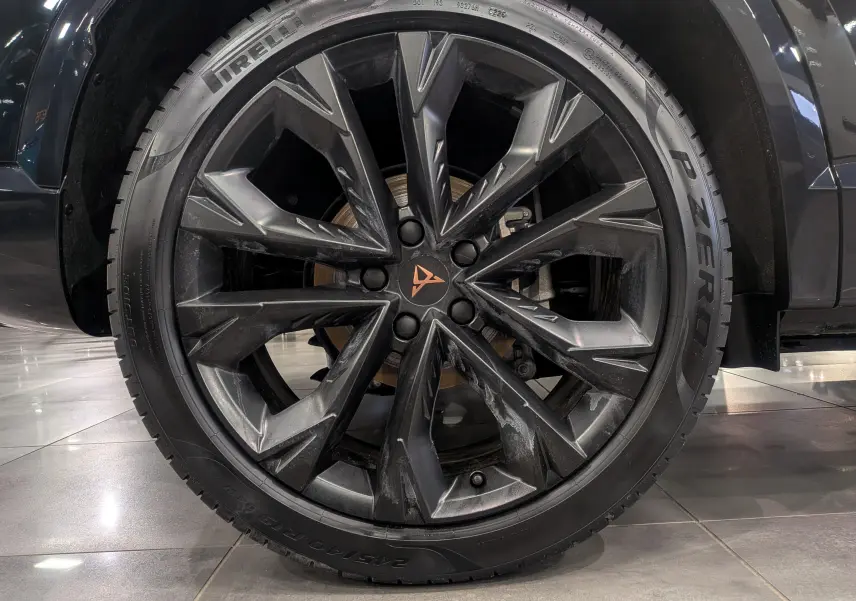 Gros plan sur la jante noire en alliage du CUPRA Formentor eHybrid 2025 avec logo cuivré au centre.