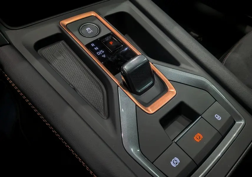 Vue rapprochée de la console centrale du CUPRA Formentor eHybrid noir Minuit, avec levier de vitesses et commandes électroniques.