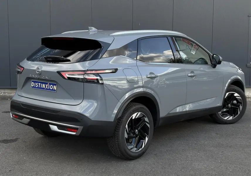 Vue 3/4 arrière droite du Nissan Qashqai gris Ceramic 2025 avec jantes alliage noires et hayon électrique.