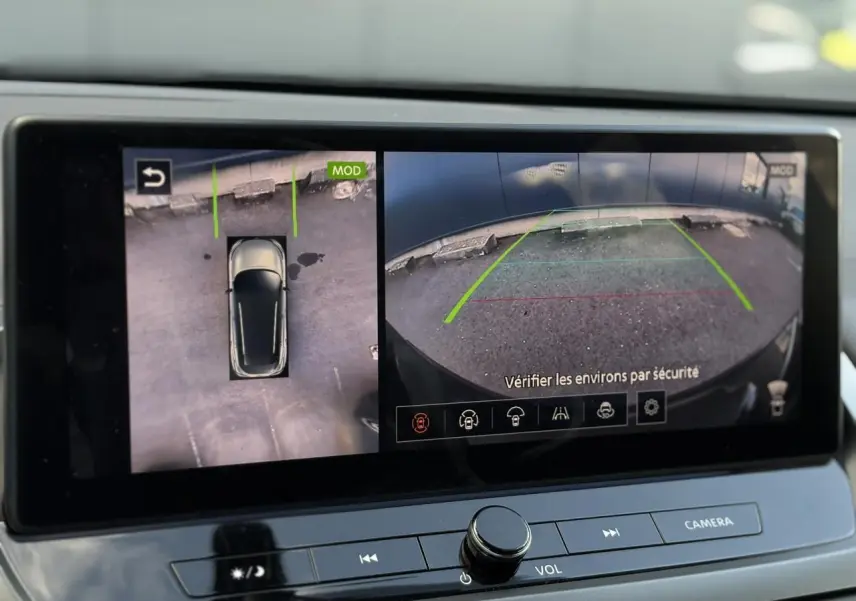 Écran de caméra de recul et vue 360° du Nissan Qashqai gris Ceramic, affichage intérieur du système d'aide au stationnement.