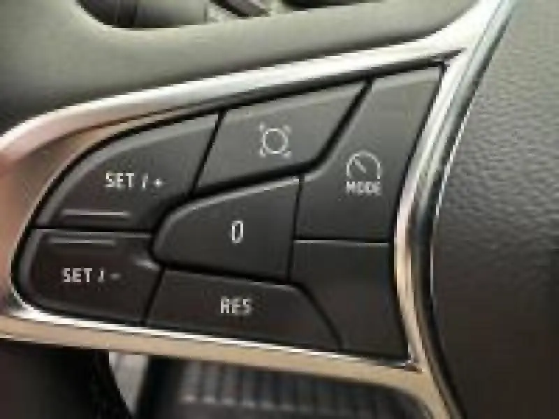 Gros plan sur les commandes au volant noir et chrome du Renault Captur 2025 version 1.0 Eco-G Techno.