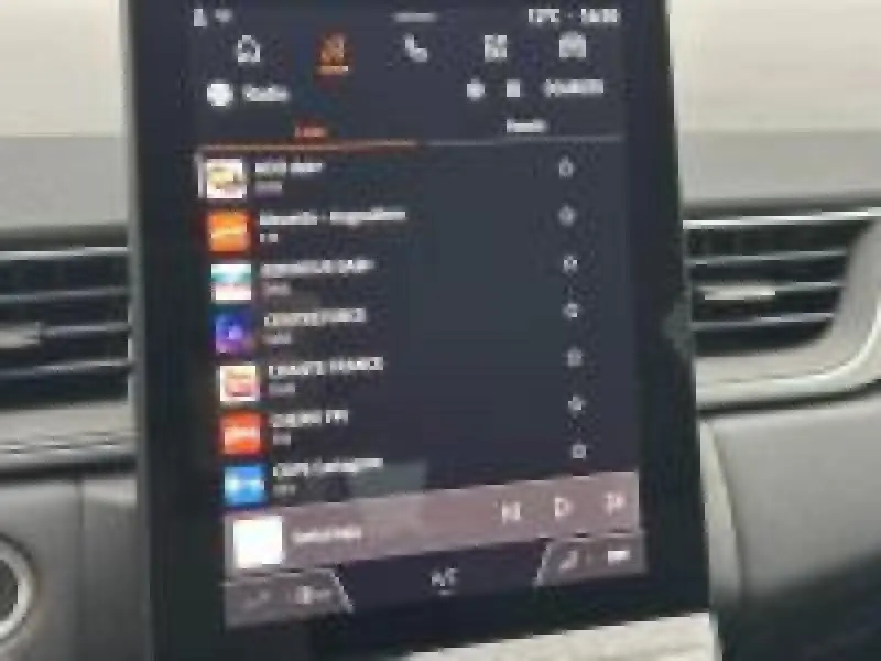 Écran tactile central du tableau de bord du Renault Captur 2025 affichant les options multimédias.