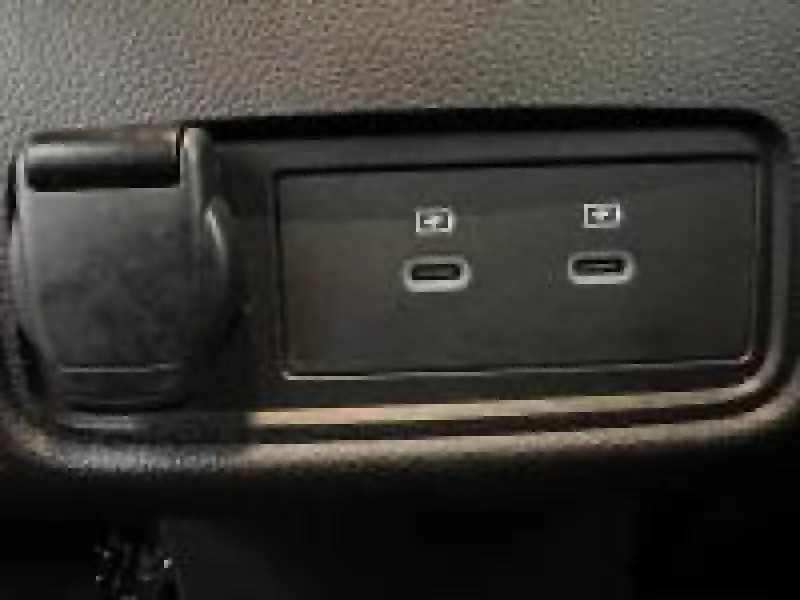 Gros plan sur deux ports USB-C noirs intégrés dans l'habitacle du Renault Captur 2025.