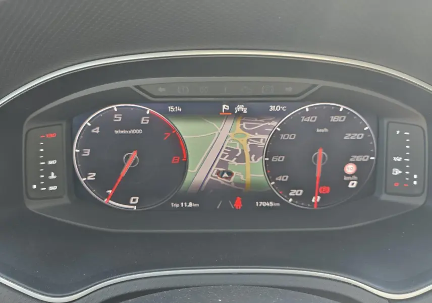 Tableau de bord numérique du SEAT Arona 2024 affichant compte-tours, vitesse et navigation GPS centrale.