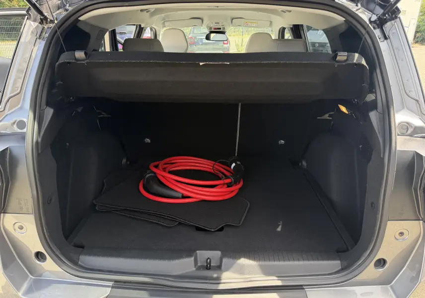 Prise de recharge électrique ouverte côté gauche d’un Citroën C3 Aircross gris foncé 2025, détail connecteurs Type 2 et CCS.