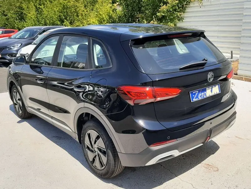 Vue 3/4 arrière droite d'un MG ZS 1.5 L HYBRID+ 197CH 2026 en Pebble Black avec feux LED et jantes spécifiques.