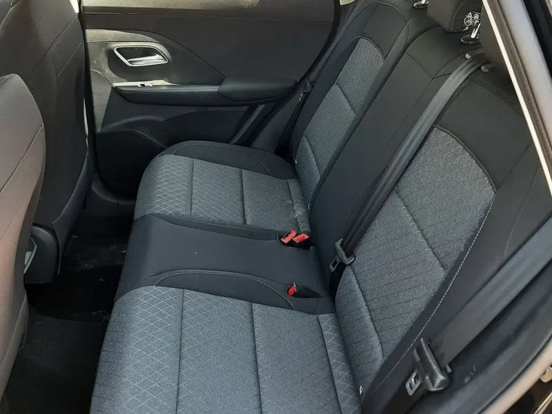 Vue intérieure côté droit des sièges arrière en tissu gris et noir du MG ZS 1.5 L Hybrid+ 2026 Pebble Black.