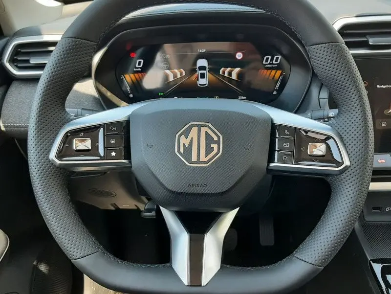 Vue intérieure centrée sur le volant noir perforé du MG ZS 2026 avec tableau de bord numérique et commandes intégrées.
