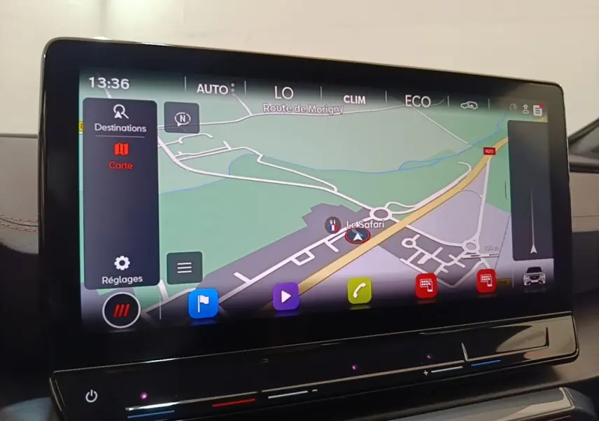 Écran tactile central affichant la navigation 3D du CUPRA Formentor noir, vue intérieure rapprochée.