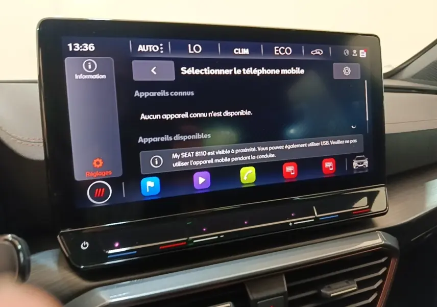 Écran tactile central de 12 pouces affichant la sélection téléphone dans l’habitacle du CUPRA Formentor noir.