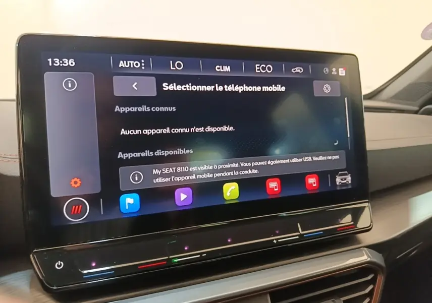 Écran tactile central du tableau de bord du CUPRA Formentor 1.4 e-HYBRID 2024 affichant la connexion Bluetooth.