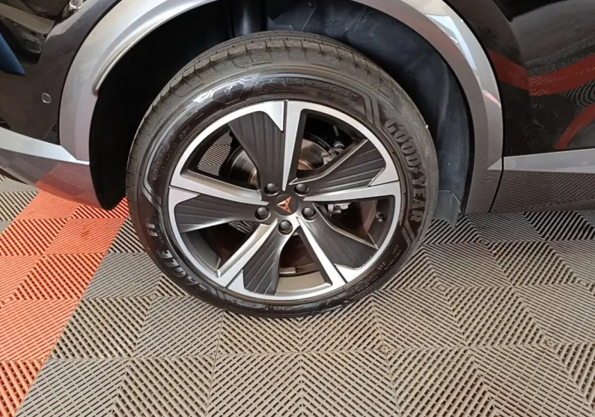 Gros plan sur la roue avant droite noire du CUPRA Formentor 1.4 e-HYBRID avec jante alliage distinctive et pneu Goodyear.