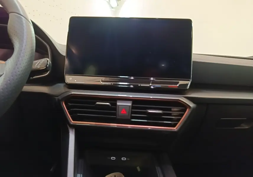 Vue intérieure du tableau de bord du CUPRA Formentor noir 2024, avec écran tactile central et aérateurs horizontaux.