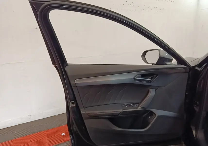 Vue intérieure de la porte avant gauche noire du CUPRA Formentor 2024 avec garniture en cuir et commandes intégrées.