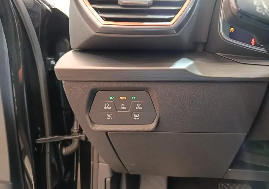 Détail du tableau de bord côté gauche d'une CUPRA Formentor noire, avec commandes d'éclairage et ventilation visibles.
