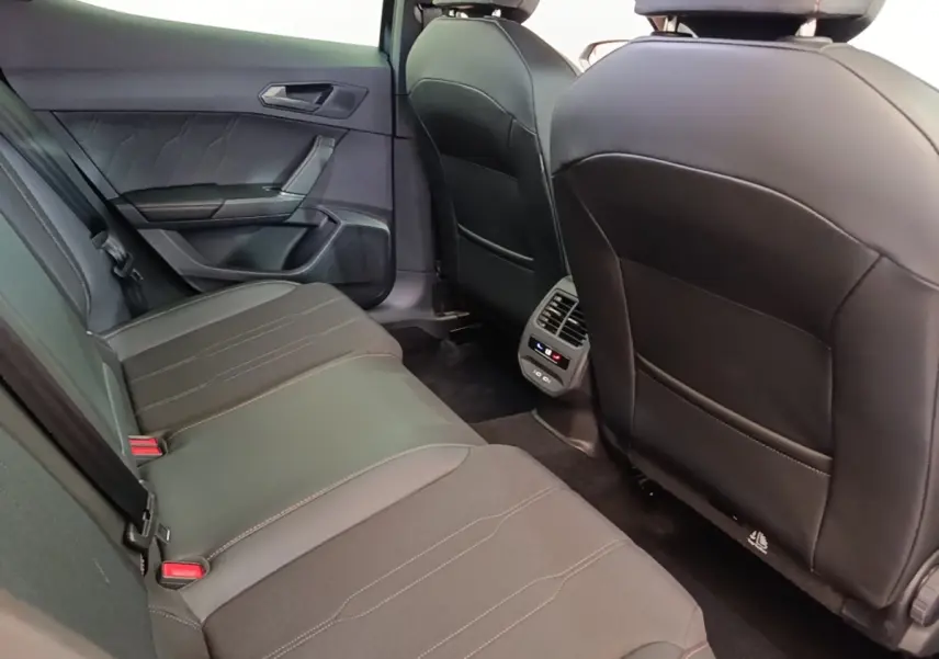 Vue intérieure arrière côté gauche du CUPRA Formentor noir, sièges en cuir avec ventilation et ports USB visibles.