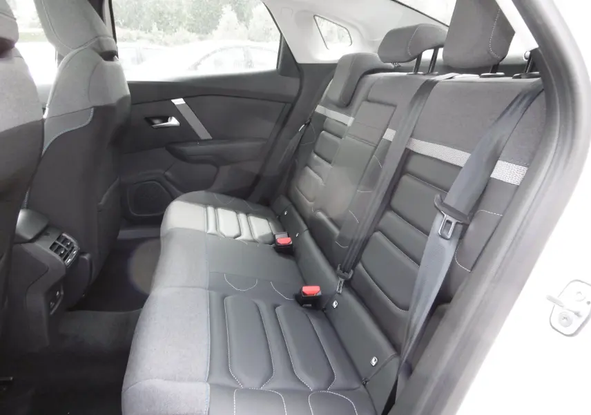 Vue côté droit de la banquette arrière en tissu noir et gris du Citroën C4 X blanc polaire 2023.