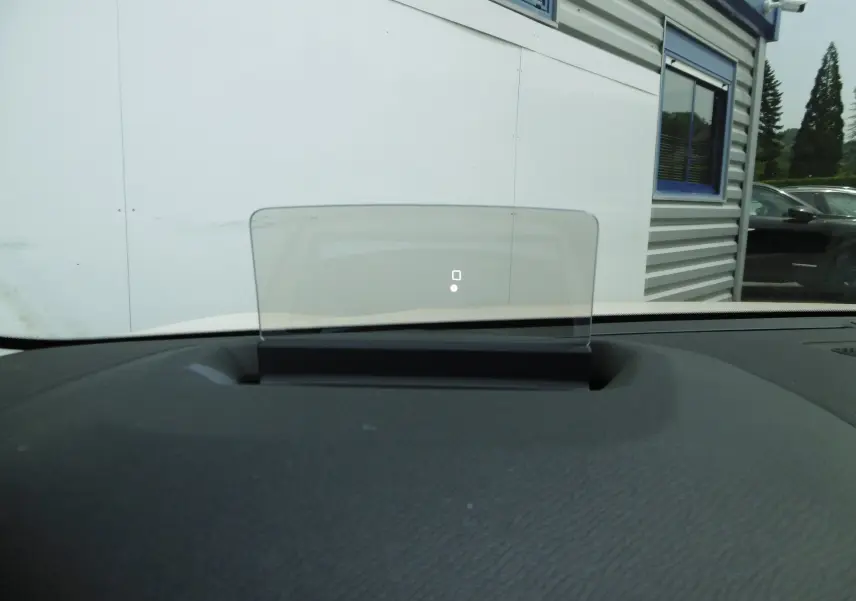 Affichage tête haute transparent sur le tableau de bord d'une Citroën C4 X blanche polaire 2023, vue intérieure frontale.