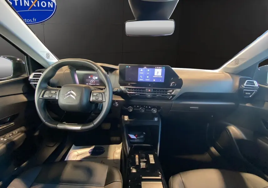 Intérieur noir de la Citroën C4 BlueHDi 130 Plus EAT8 2023, vue frontale du tableau de bord et volant multifonction.